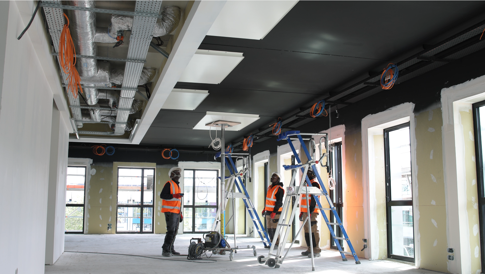 plafond-climatique-chantier-renovation-batiment-tertiaire